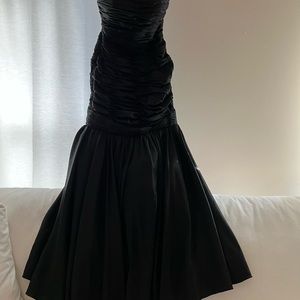 Wow! Junior size 14... Boutique black strapless elegant fitted gown. PROM GOWN.